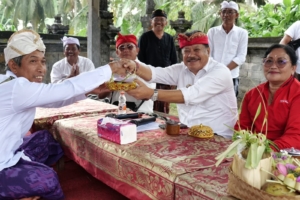 Wakil Bupati Tabanan Hadiri Persembahyangan Bersama di Pura Dalem Samsaman