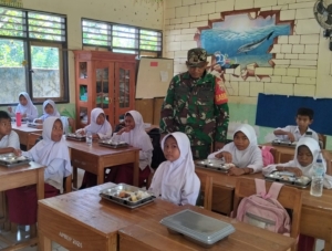 Babinsa Seteluk Dampingi Program Makan Bergizi Gratis di SDN 4 Seteluk