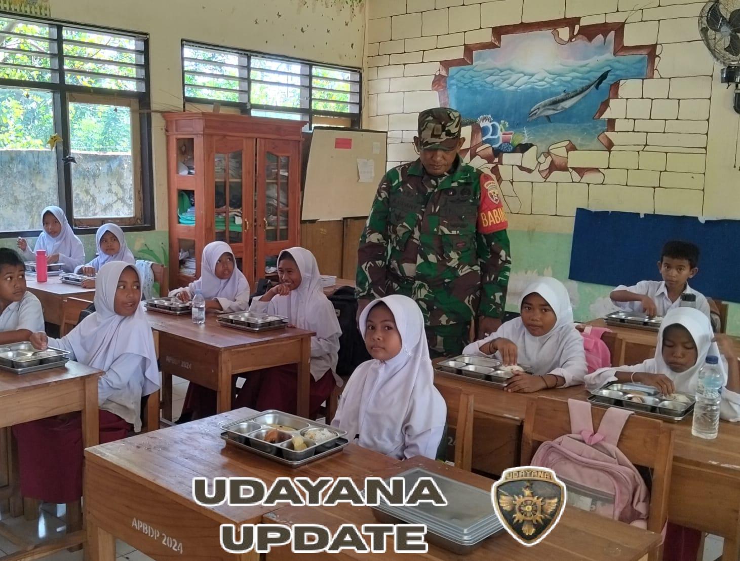 Babinsa Seteluk Dampingi Program Makan Bergizi Gratis di SDN 4 Seteluk