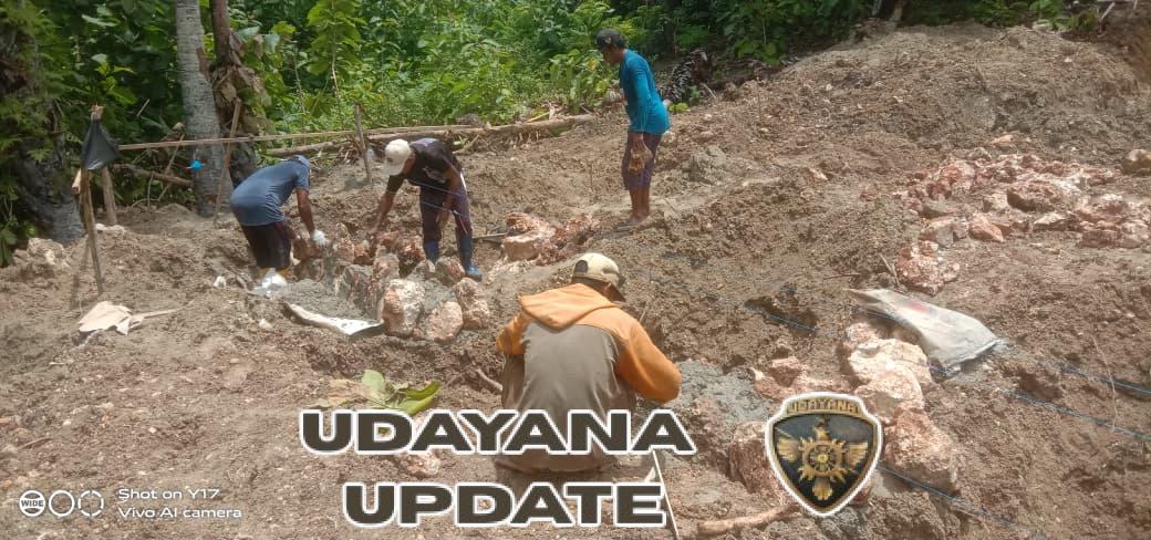 Babinsa Koramil 1627-01/Ba’a Pantau Pembangunan Pondasi KDKMP Desa Oeleka