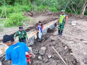 Babinsa Koramil 1602-04/Maurole Gelar Karya Bakti Bersama Warga Desa Nuanaga