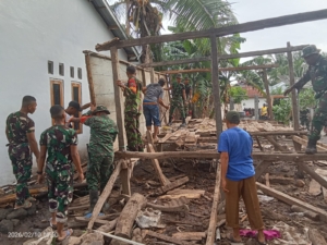 Dukungan Masyarakat Memacu Keberhasilan TMMD di Desa Waro