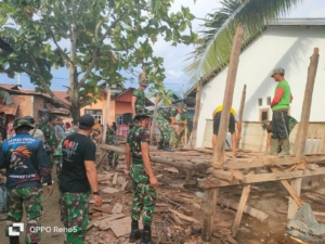 4. Wujud Kepedulian TNI: Prajurit Brigif TP 31/PS Ikut Bongkar RTLH Desa Waro dalam Program TMMD 127 Tahun 2026