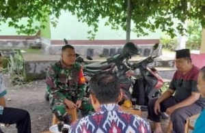 Babinsa Bagik Nyaka Santri Gencarkan Gotong Royong, Warga Diajak Jaga Kebersihan Lingkungan