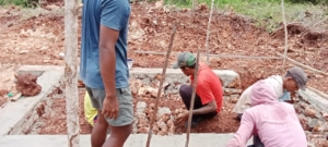 Babinsa Koramil 1627-03/Batutua Dampingi Penyelesaian Pondasi KDKMP Desa Mundek