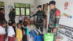 Satgas Yonarmed 12 Kostrad Bagikan Bubur Kacang Hijau untuk Anak PAUD Takirin