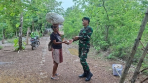 Satu Rasa Jaga Bangsa, Satgas Pamtas Yonarhanud 2 Bagikan Makanan Gratis kepada Warga Desa Naekake