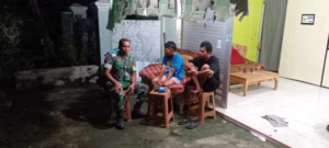 Babinsa Koramil 1628-02/Sekongkang Patroli Malam, Pastikan Warga Tetap Aman