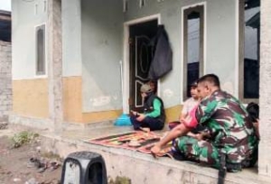 Babinsa Beririjarak Dorong Warga Jaga Kebersihan dan Perkuat Kebersamaan Saat Musim Hujan