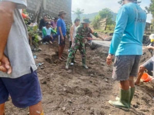 Babinsa Koramil 1614-03/Hu’u Pimpin Gotong Royong Perbaikan Jembatan Putus Akibat Banjir