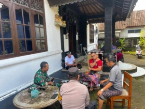 Babinsa Koramil Nusa Penida Gelar Komsos Bersama Apartur Desa Jungutbatu