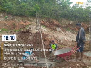 Babinsa Lobalain Monitoring Wilayah dan Awasi Pembangunan KDKMP Desa Sanggaoen