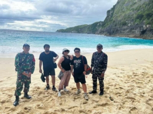 Babinsa Koramil Nusa Penida Dampingi Tim Red Bull Gelar Survey Lokasi Di Kelingking