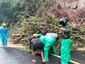 TNI–Polri Atur Lalu Lintas di Lokasi Longsor Jalur Ende–Bajawa KM 48 Nagekeo