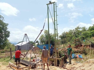 Babinsa Aesesa Monitor Progres Sumur Bor BNPB di Kajulaki, Capai 82 Persen