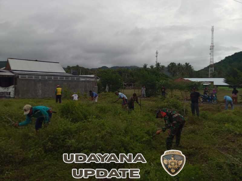 Wujud Kepedulian TNI, Babinsa Gotong Royong Bersama Warga Desa Labuhan Kertasari