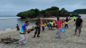 Kodim 1628/Sumbawa Barat Dukung Pelestarian Lingkungan Lewat Aksi Bersih Pantai dan Pelepasan Tukik