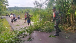 Koramil 1628-01/Taliwang Dukung Kebersihan Desa Lamuntet Jelang Bulan Suci