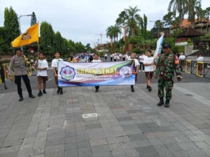 Babinsa Semarapura Tengah Kawal Jalan Santai, Wujud Kontribusi TNI Sukseskan Kegiatan Di Wilayah Binaan
