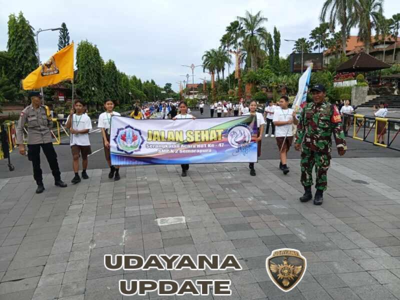 Babinsa Semarapura Tengah Kawal Jalan Santai, Wujud Kontribusi TNI Sukseskan Kegiatan Di Wilayah Binaan