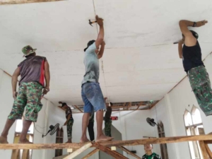 Kodim 1608/Bima Bersama Warga Bahu Membahu Rehap Mushola Al-Ikhlas