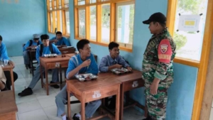 Koramil Sekongkang Gelar Pendampingan Makan Bergizi Gratis untuk Siswa SMAN 1 Maluk