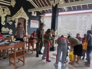 Wujudkan Balita Sehat, Babinsa 1623-02/Abang Dampingi Pelaksanaan Posyandu.