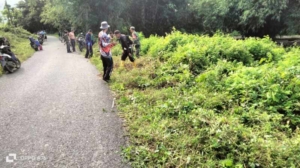 Babinsa Seloto Pimpin Gotong Royong Bersihkan Jalan Lintas Seloto–Taliwang