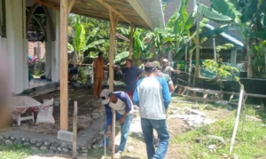 TNI dan Masyarakat Bersinergi Bangun Emperan Masjid di Legara