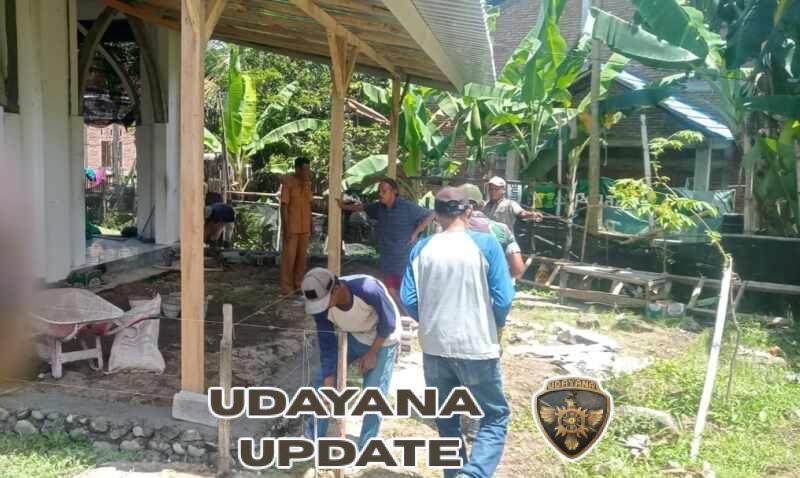 TNI dan Masyarakat Bersinergi Bangun Emperan Masjid di Legara