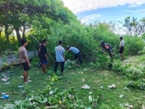 Babinsa Labuhan Kertasari Pimpin Gotong Royong Bersihkan Pesisir Pantai