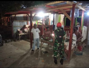 Babinsa Koramil 1614-03/Hu’u Gelar Patroli Ronda Malam di Pantai Lakey