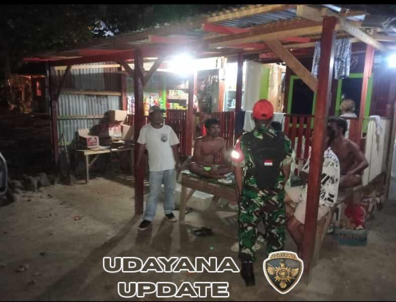 Babinsa Koramil 1614-03/Hu’u Gelar Patroli Ronda Malam di Pantai Lakey