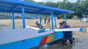 Aksi Nyata Babinsa Bantu Nelayan Sekotong
