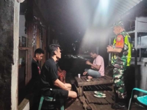 Babinsa Donggo dan Warga Bersinergi dalam Patroli Malam Ciptakan Lingkungan Aman