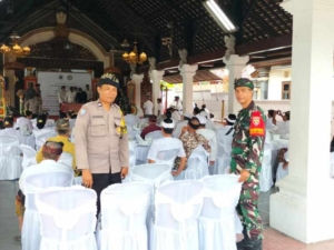 Babinsa Koramil Klungkung Hadiri Acara Pengukuhan Bendesa Adat Dan Prajuru