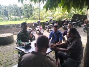 Babinsa Desa Banjarasem Perkuat Sinergitas dengan Perangkat Desa dan Unsur Adat Melalui Komsos