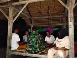 Wujud Kepedulian TNI, Serka Hamdani Dampingi Warga Patroli Malam