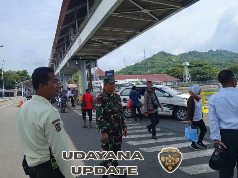 Ciptakan situasi aman dan kondusif, Prajurit Kodim 1623/Karangasem bersinergi periksa KTP Penumpang di Pelabuhan Padang Bai.