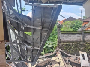 Babinsa 1623-01/Karangasem Dampingi Pengecekan Lokasi Rumah Roboh di Galiran Kaler