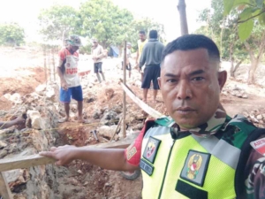 Babinsa Koramil 1627-03/BTT Pantau Pekerjaan KDKMP Desa Oeseli