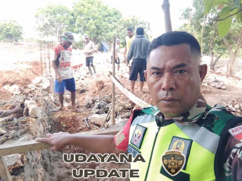 Babinsa Koramil 1627-03/BTT Pantau Pekerjaan KDKMP Desa Oeseli