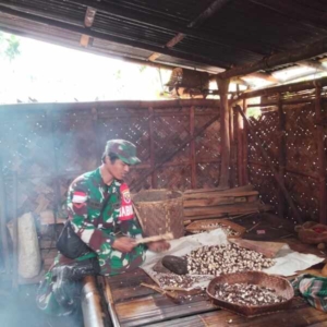 Babinsa Kodim 1622/Alor Aktif Dampingi Warga di Musim Hujan