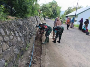 Babinsa Koramil 1624-04/Omesuri Monitoring Wilayah dan Gotong Royong Bersama Masyarakat