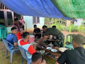 Hangat dan Penuh Kekeluargaan, Satgas TMMD Ke-127 Kodim 1603/Sikka Makan Bersama Warga Desa Werang