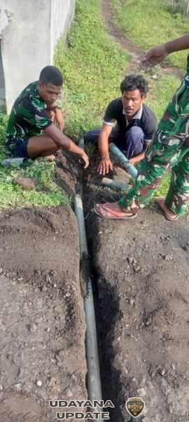 Prajurit Denma Brigif TP 31/PS Bangun Tanggul untuk Stabilitas dan Keamanan air bersih.