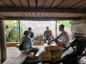 Komsos Dengan Warga, Babinsa Koramil Walakaka juga Rutin Pantau Wilayah Binaan