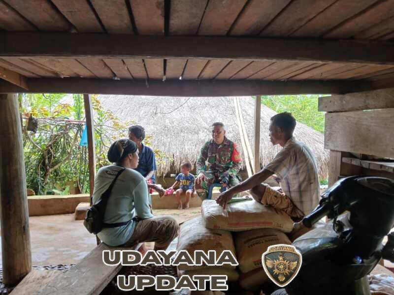 Komsos Dengan Warga, Babinsa Koramil Walakaka juga Rutin Pantau Wilayah Binaan