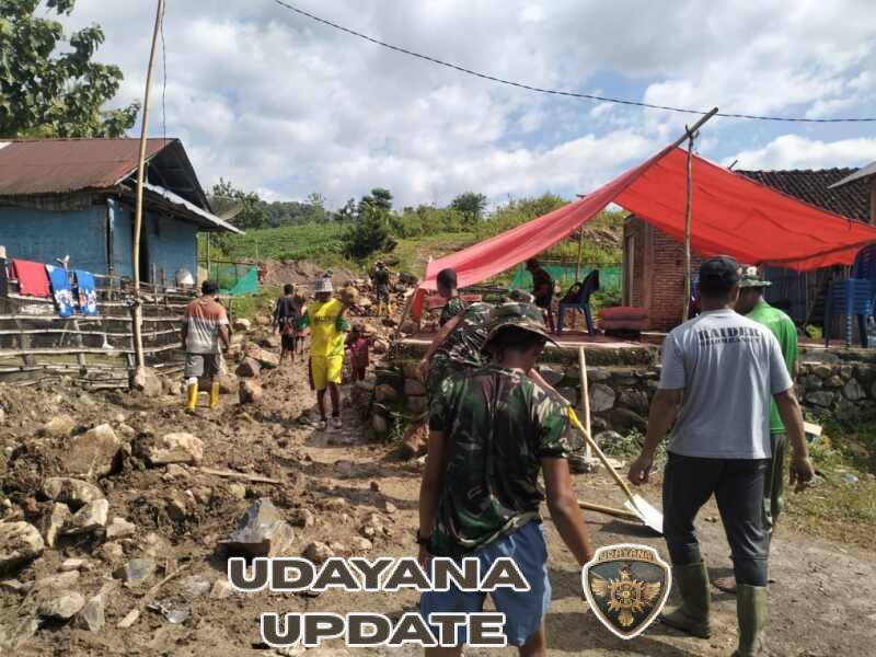Lauk Sederhana, Kebersamaan Istimewa: Satgas TMMD dan Warga Tolo Uwi Nikmati Makan Siang Bersama