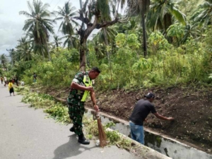 Pererat Kemanunggalan TNI-Rakyat, Babinsa Ende Aktif Bersihkan Lingkungan Warga